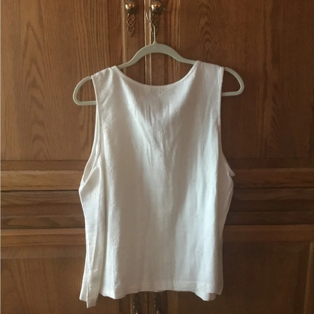 Eyelet sleeveless linen top - Picture 2 of 4
